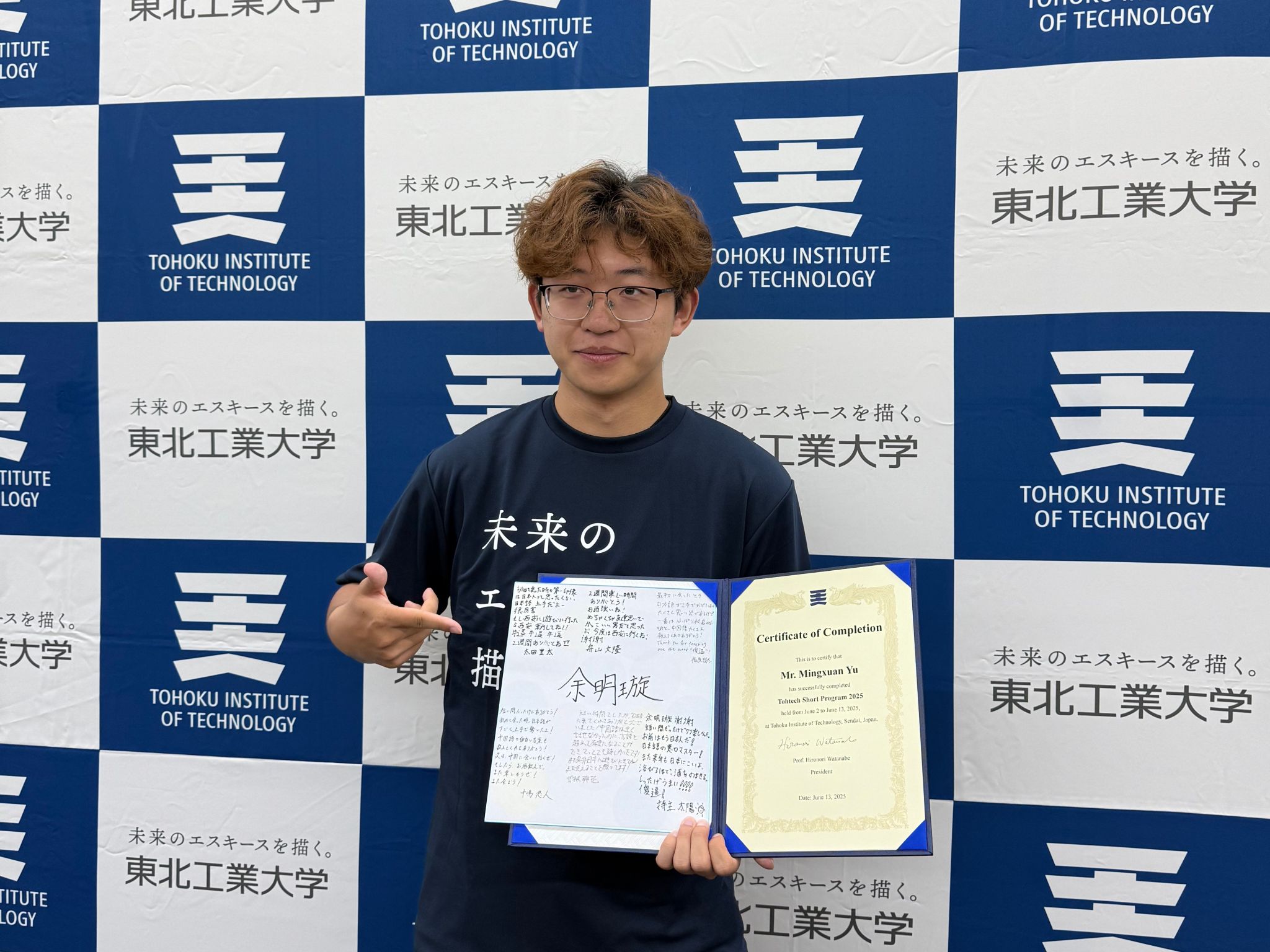 从赛场捧回国赛奖牌