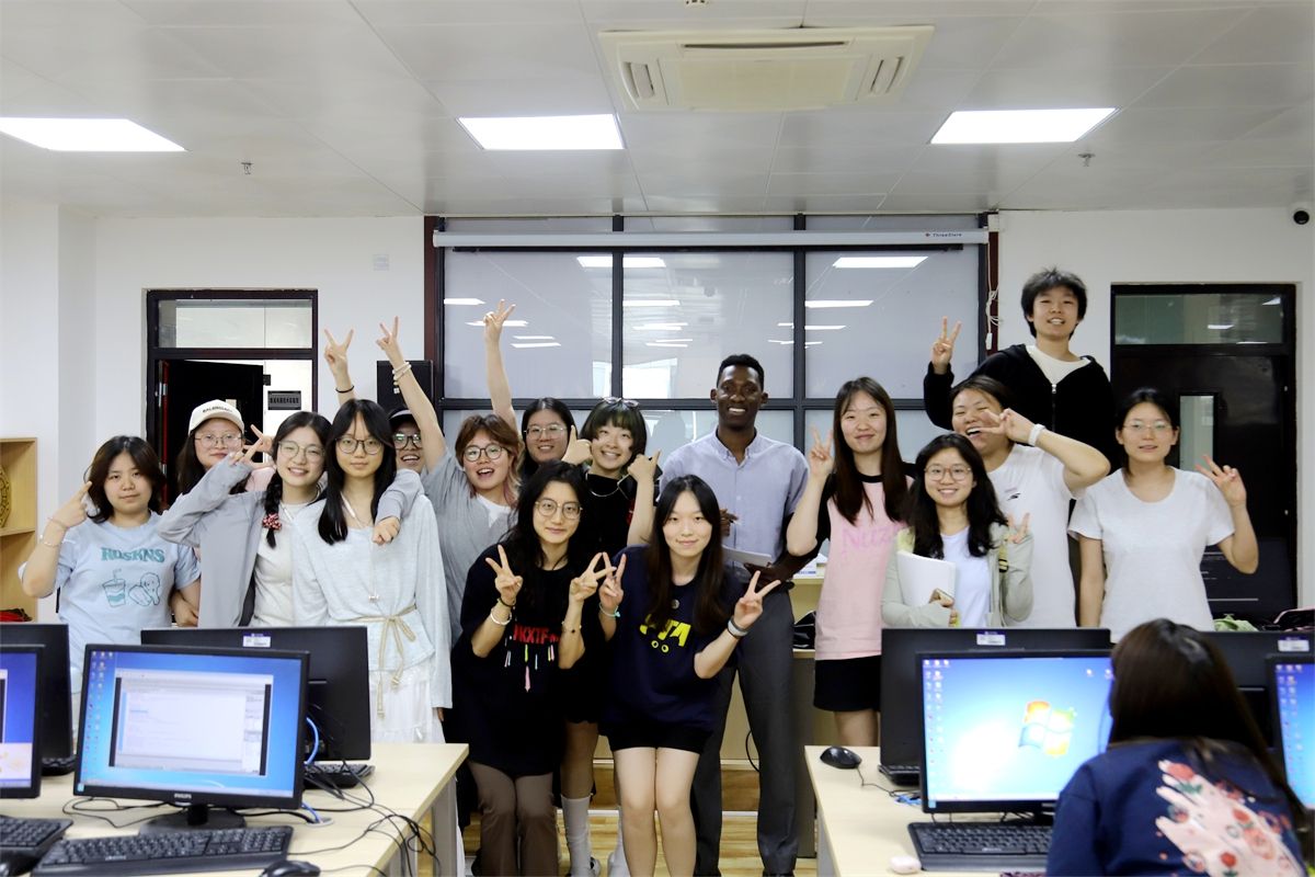 带给学生的不仅是语言知识与学术训练