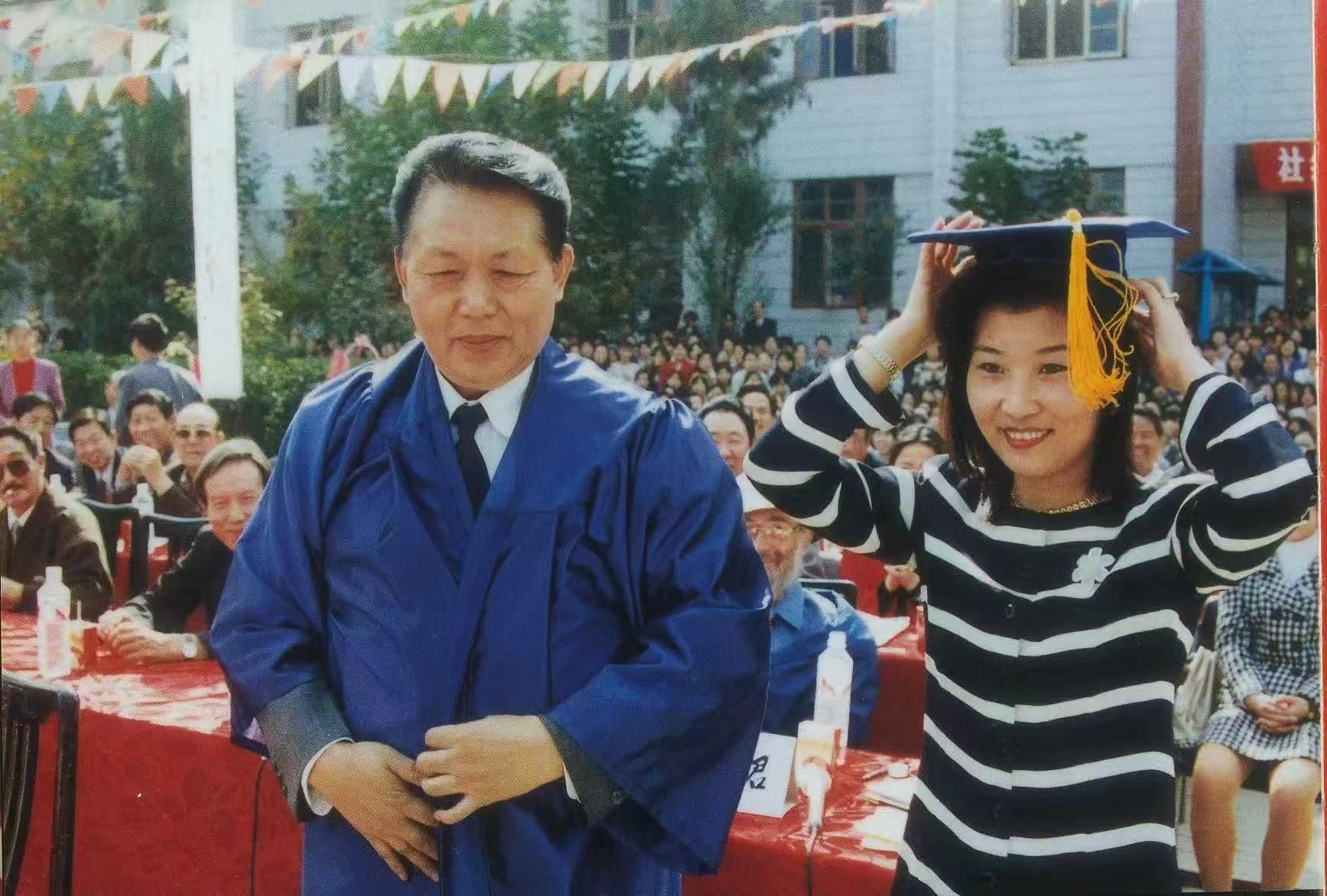 凭借扎实的语言功底和坚韧不拔的品格